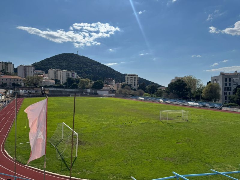 Zrušil se je del tribune, poškodovan gledalec: Groza sredi tekme