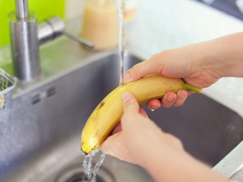 Ali je treba prati tudi sadje, ki ga lupimo? Odgovor vas bo presenetil