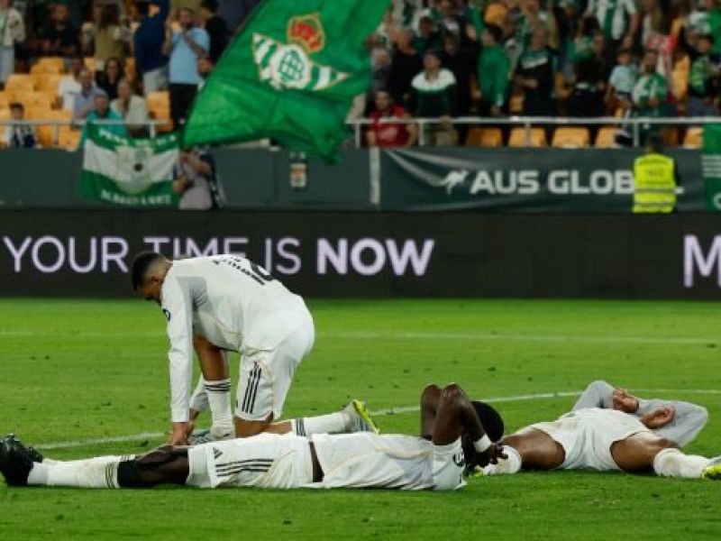 Razjarjeni navijači Reala v zasedi pričakali igralce (video)