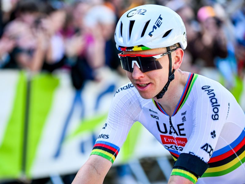 Tadej Pogačar s črnim trakom in rumenim števcem. Kaj naj bi to pomenilo?