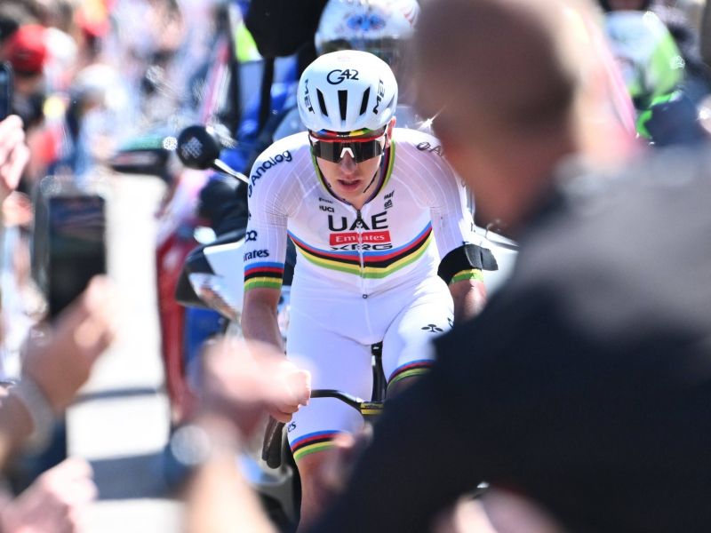 Pogačar v klanec po zadnjem kolesu prehitel kolega - posnetek osupnil vse