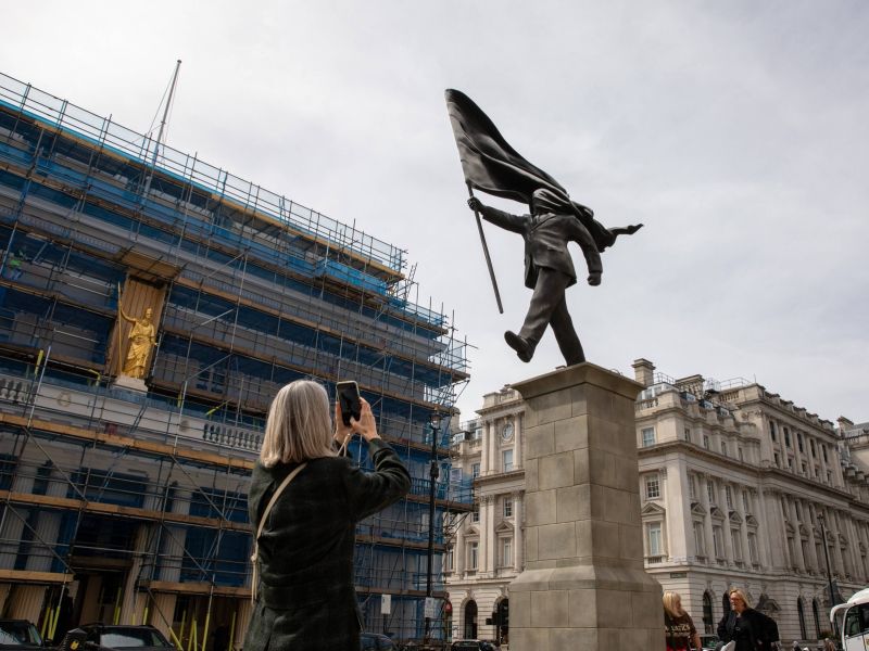 Skrivnostni kip na prestižni lokaciji buri duhove Londončanov