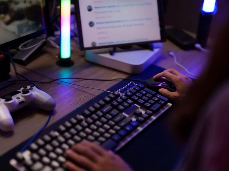 Mladeniči v igričarskih klepetalnicah skovali načrt za ustrahovanje