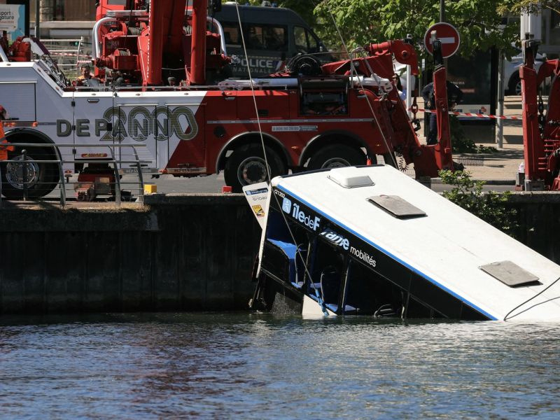 Voznica z avtobusom zapeljala v reko Seno (foto)