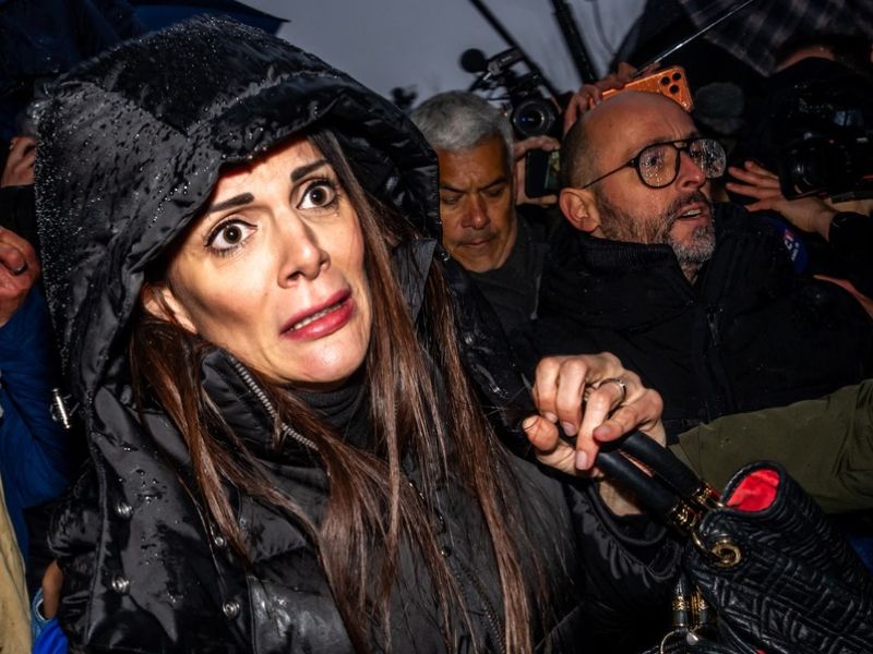 Nadzorni posnetki: Lastnika švicarskega lokala pobegnila ob prvem plamenu