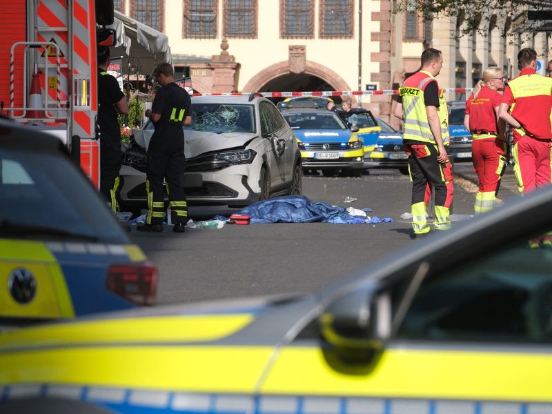 Z avtomobilom med množico: Dva mrtva, dva hudo poškodovana