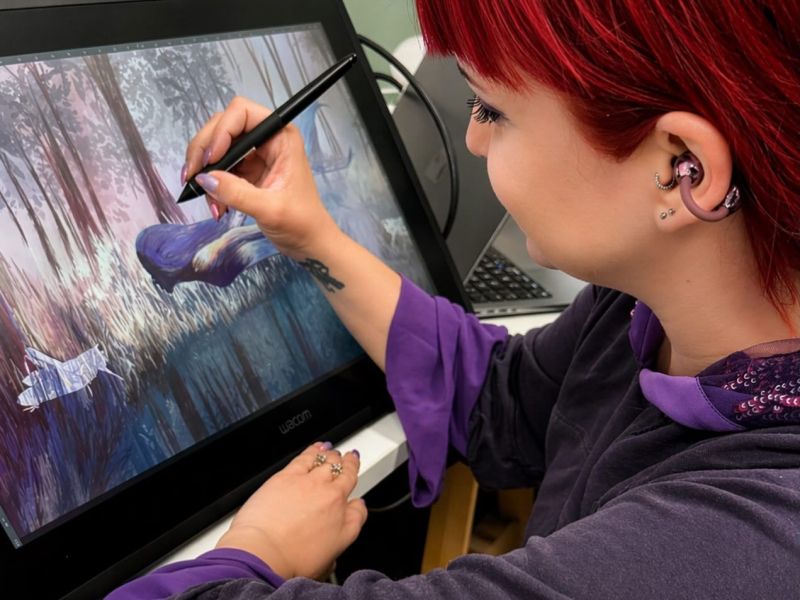 Ilustratorka, ki zaznava, čuti in misli v barvah