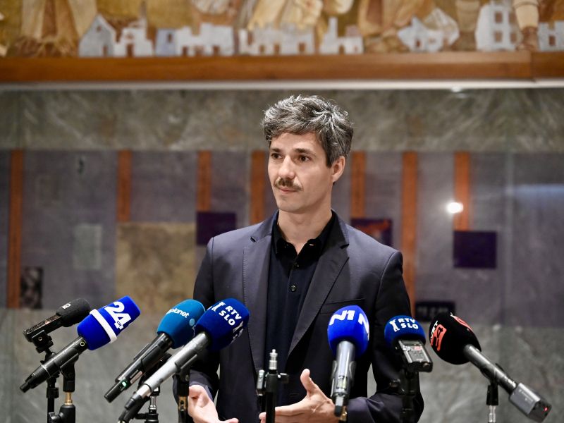 Mesec: Stevanović suvereno nastopa, a mu v resnici stvari letijo iz rok