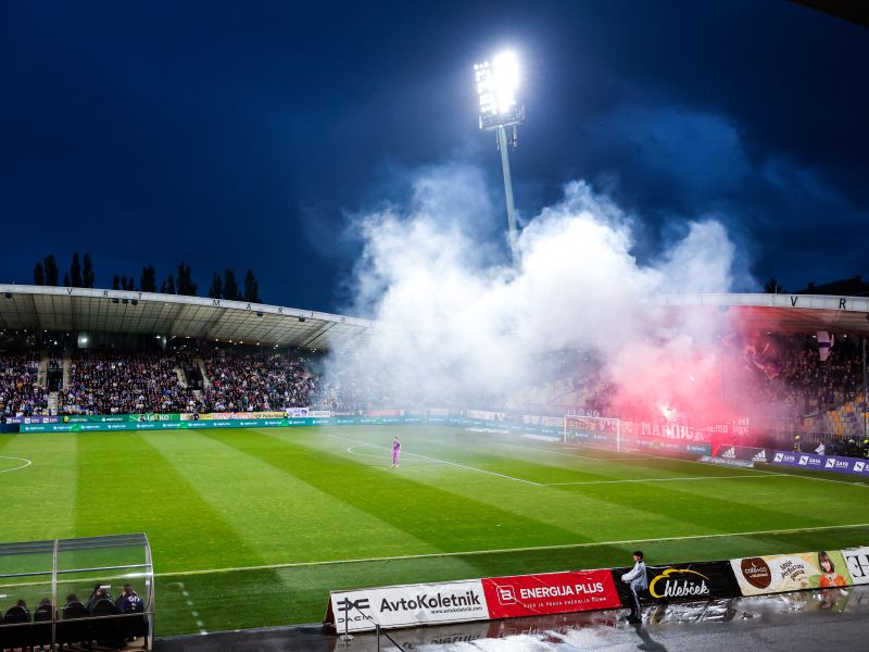 Večni derbi prekinjen: Viole razgrajajo v Ljudskem vrtu, sodnik reagiral