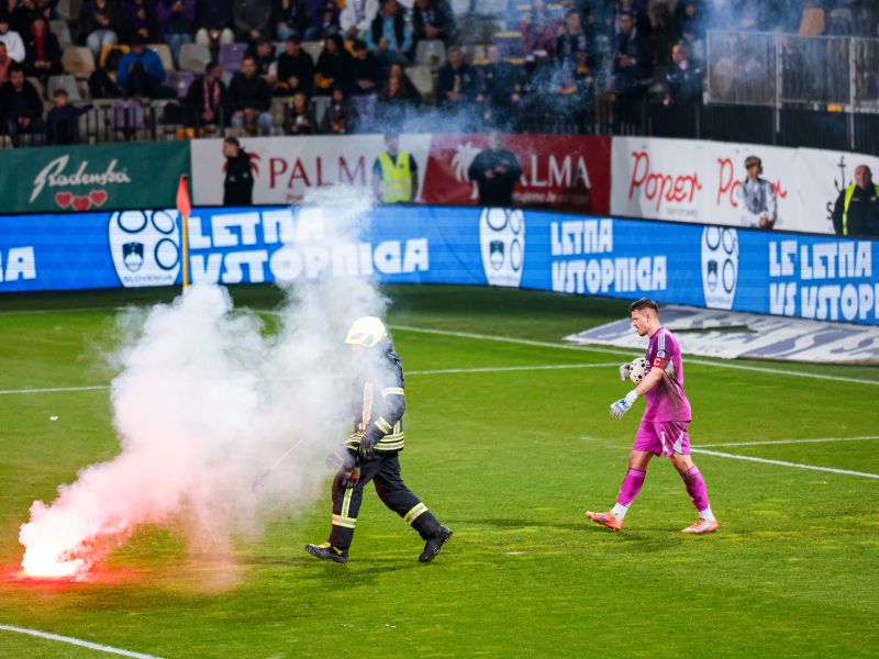 Viole pretihotapile bakle na stadion - policija in varnostniki pravijo ...