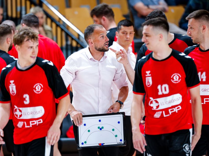 'Pljuvali, grozili, kazali na denar, vršili pritisk' … Slovan vrača udarec