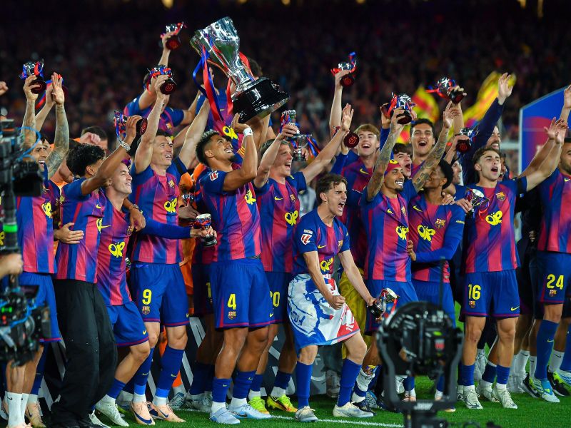 Zvezdniki Barcelone sredi noči zavzeli ulice – nihče ni pričakoval (video)