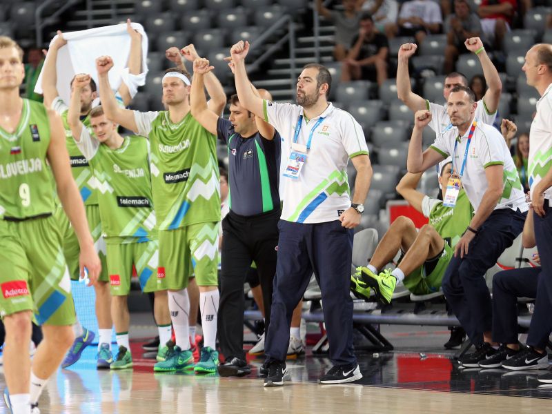 Človeka iz slovenske reprezentance ob vrnitvi doma pričakala druga družina