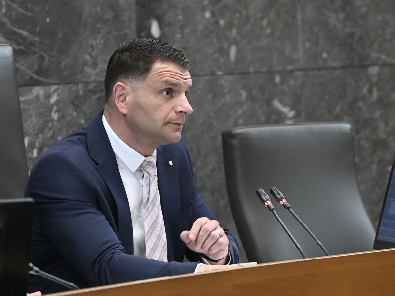 Novi politični škandal: Mijićeva izobrazbena laž in grožnje s sankcijami