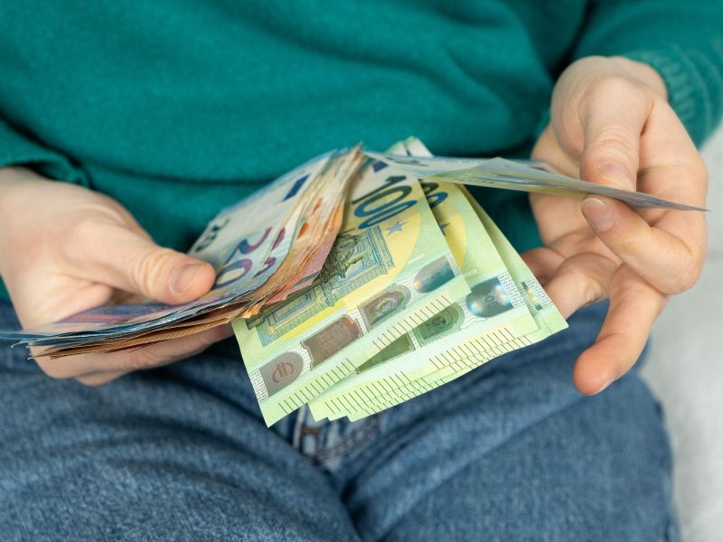 Plače razkrivajo veliko razliko: kdo je junija zaslužil največ?