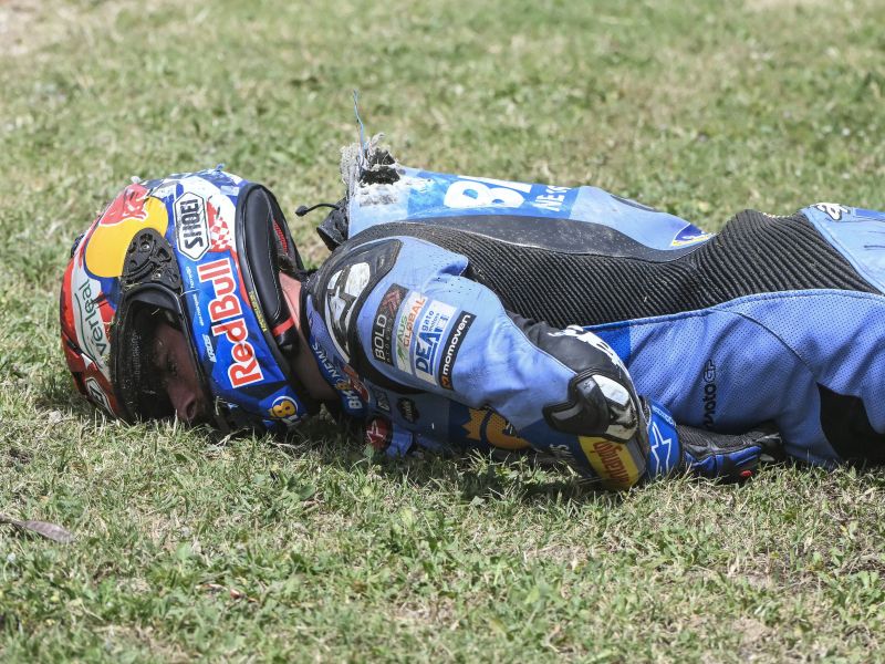 Grozljiva nesreča – Alex Marquez negibno obležal na travi (video)