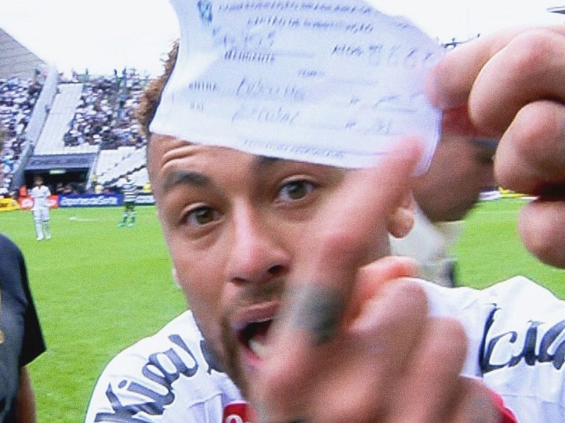 Ponoreli Neymar sodniku ukradel listič in ga pokazal kameri – tu je dokaz