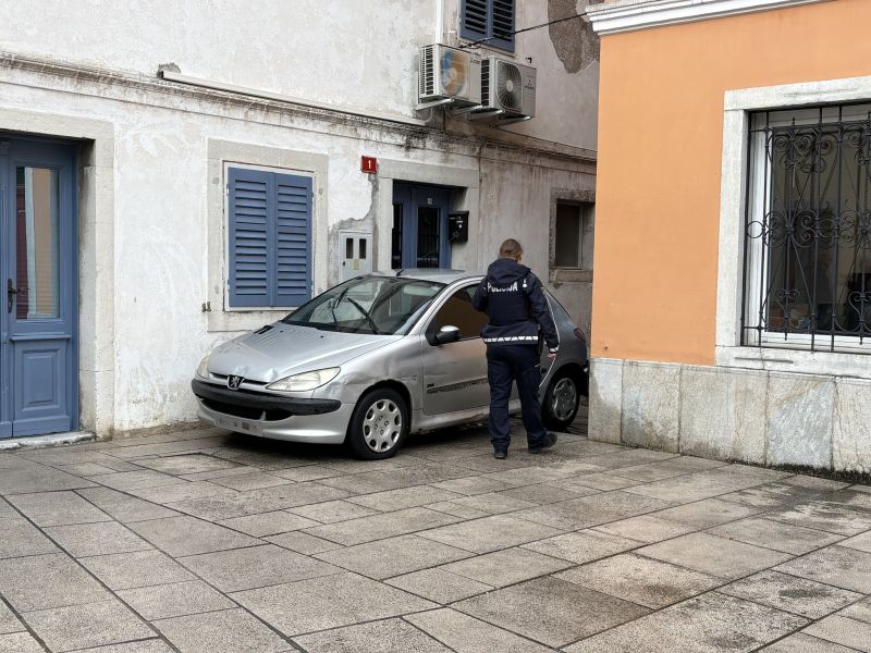 Koprčan po tatvini bakra skoraj povozil policista, ki je moral odskočiti