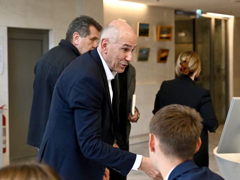 Zadnji korak do četrte Janševe vlade: Tajno glasovanje poslancev