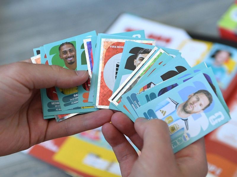 Jih zbirate? Zasegli 200.000 ponarejenih zbirateljskih sličic za SP