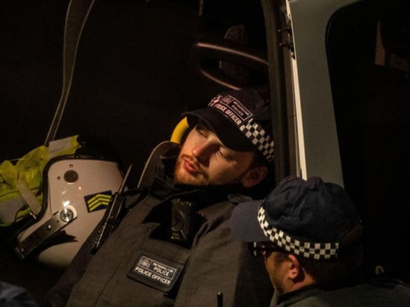 Premeščenih več kot 20 policistov, ki naj bi med varovanjem kralja dremali