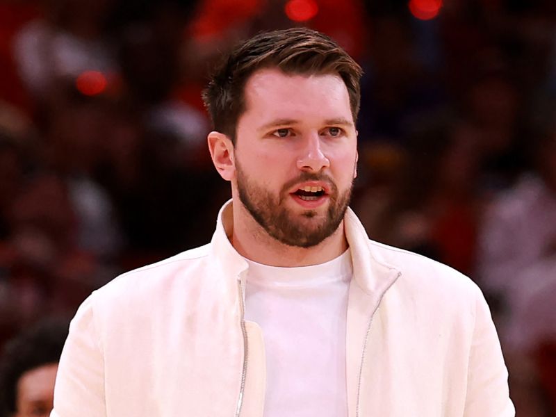 Dončić v hudi bitki za elito, dve legendi sta se mu postavil