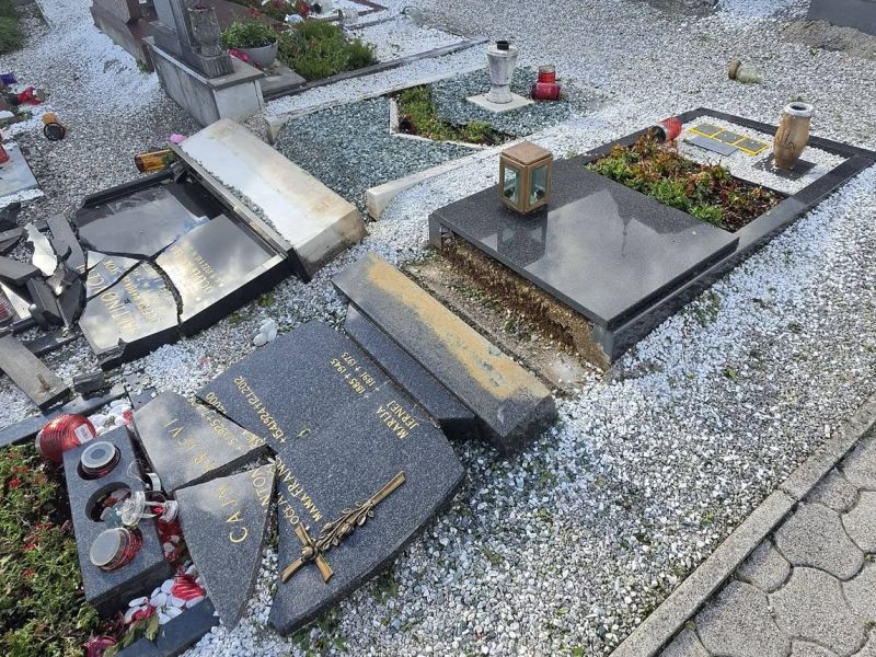 Neverjetno razdejanje: Vihar v Komendi ruval in uničeval celo nagrobnike