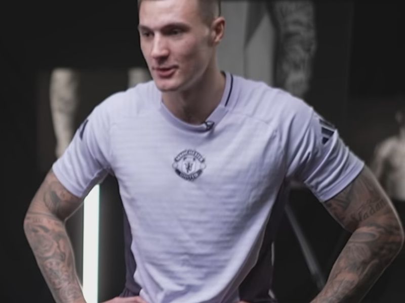Šeškovo dekle na dopustu, Beni pa … Manchester se čudi, pote