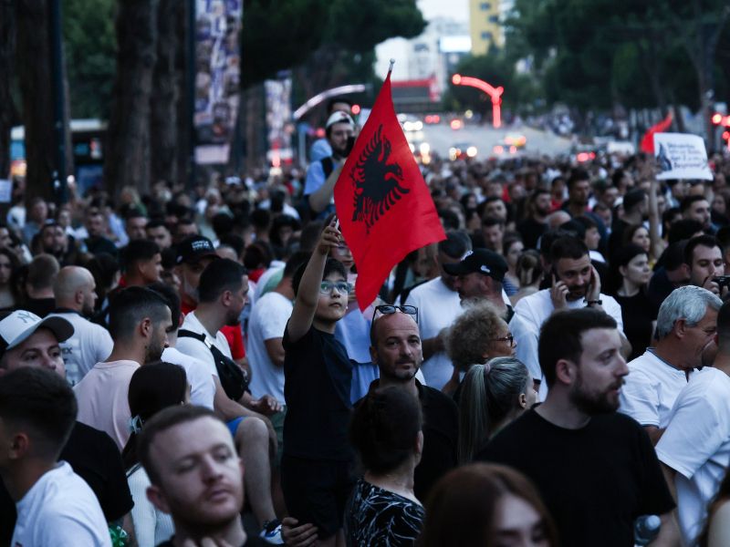 Albanska obala v kaosu: domačini rušijo ograje luksuznih projektov