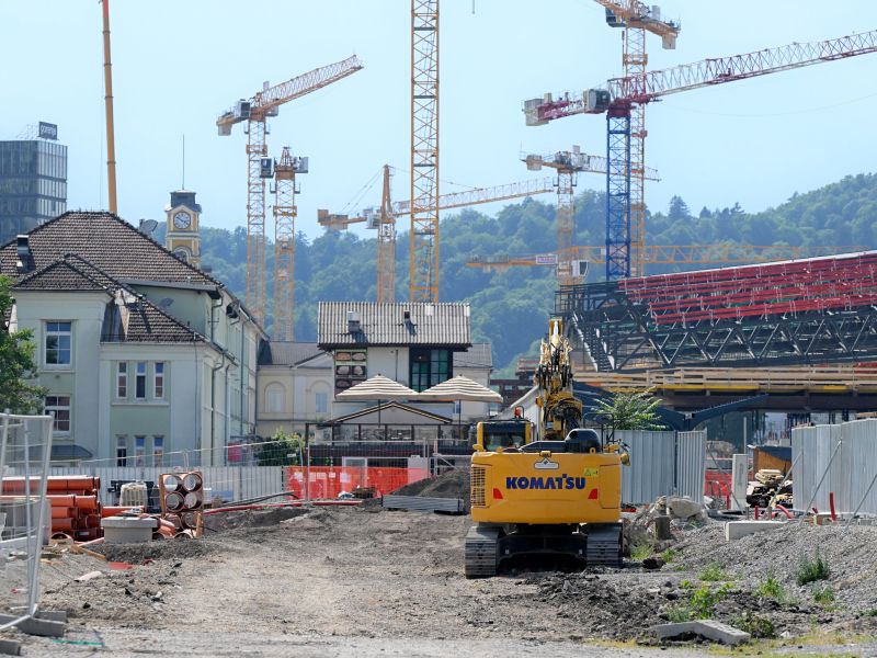 Potniki, pozor: Zapora v Ljubljani, za dostop do vlakov potrebnega več...