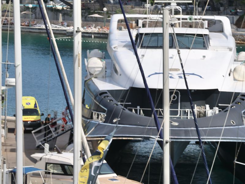 Nove podrobnosti: Jadrnica potonila na več kot 50 m, eno osebo še iščejo