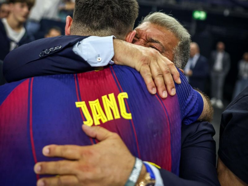 Laporta na robu solza, ko je objel Makuca, ki ga je zdaj izgubil (video)