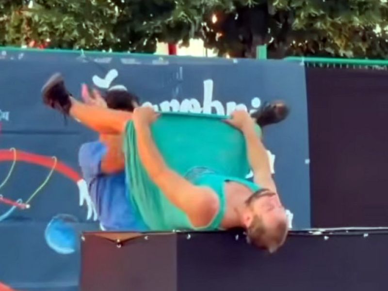 Ogorčenje v Istri: “družinski” festival s poljubi in rekviziti na odru