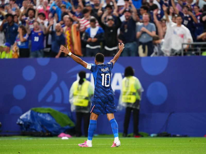 Mbappe in Haaland lovita Messija, neurje tako prekinilo tekmo
