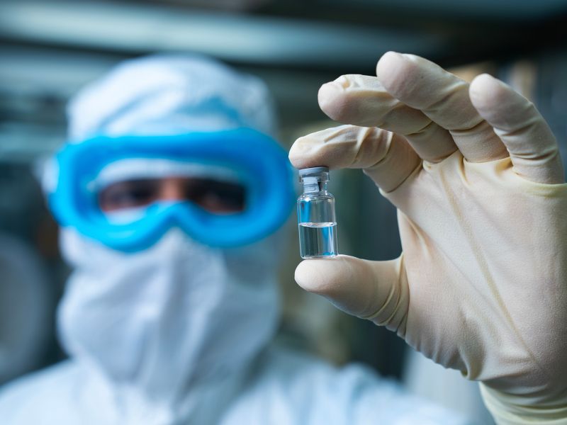 Milijarde odmerkov potrdile varnost mRNA, sledi velika obljuba