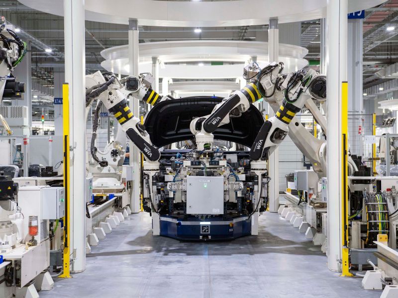 Ko umetna inteligenca ni dovolj: Ford spet stavi na izkušene inženirje