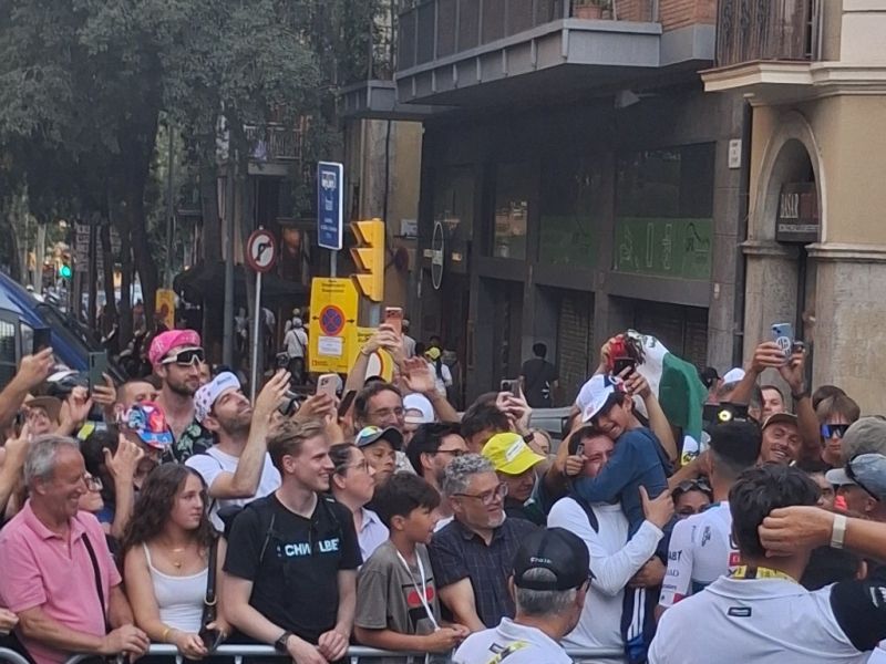 Bus čakal Pogačarja, otrok jokal, on pa s potezo, ki je navdušila vse