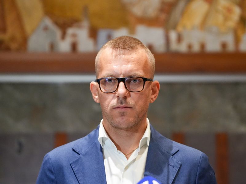 Družina poslanca Mijiča gradi veliko hišo, v ozadju nepričakovan preobrat