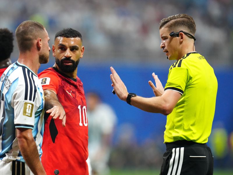 Sodniška kraja v korist Argentine – Jezni navijači maltretirajo sodnika