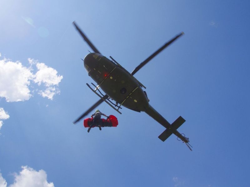Toča na Mojstrovki presenetila štiri tujce, rešil jih je helikopter