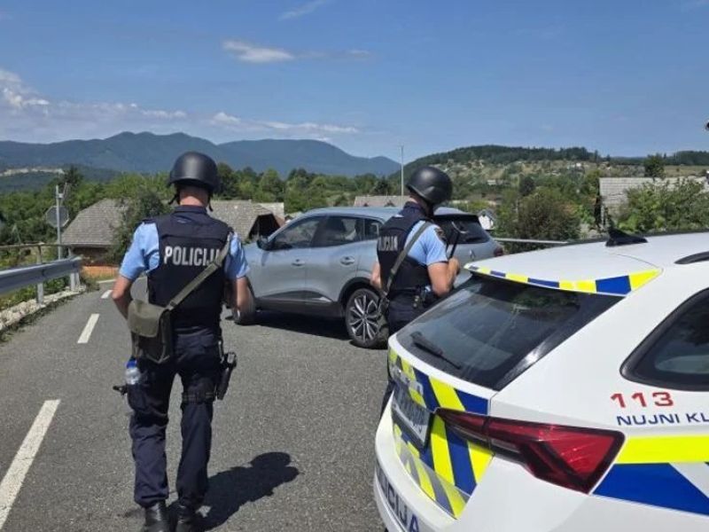 Policijska akcija v Moravčah: specialci na terenu, občane pozivajo k previdnosti