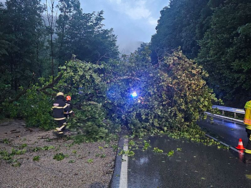 Burno na Gorenjskem: veter odkrival strehe, podiral drevesa in zanetil požar
