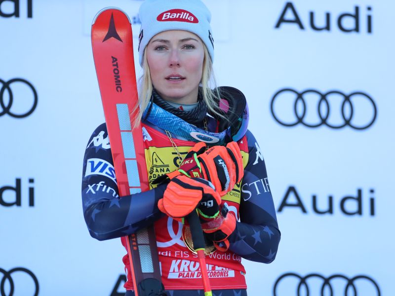 Shiffrin brez modrčka in spodnjic - obleka razkriva in pokriva, Vonn pa ...