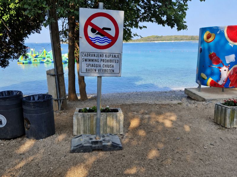 Zaradi onesnaženja zaprli plaži, dopustnikom v zameno posebna ugodnost