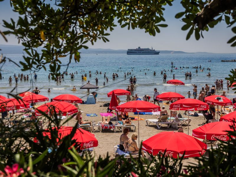 Jadran poln turistov, zdravniki pa opozarjajo na porast nalezljive okužbe
