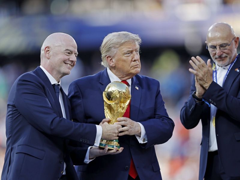 Trump brez sramu, kar je na odru počel Špancem, močno odmeva