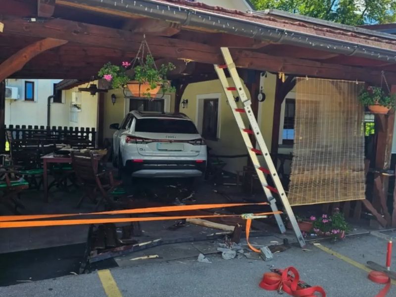 (foto) S parkirišča zapeljala na teraso lokala in zbila dve osebi