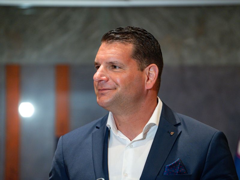 V kakšnem poslovnem razmerju sta Snežič in Stevanović?