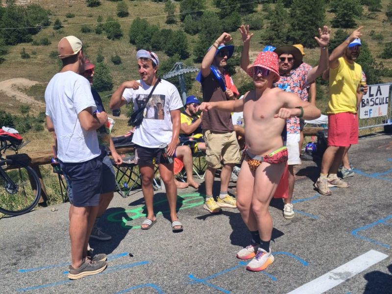 Pogačar v popoln kaos - kar se dogaja na Alpe d'Huezu, osupne (video)