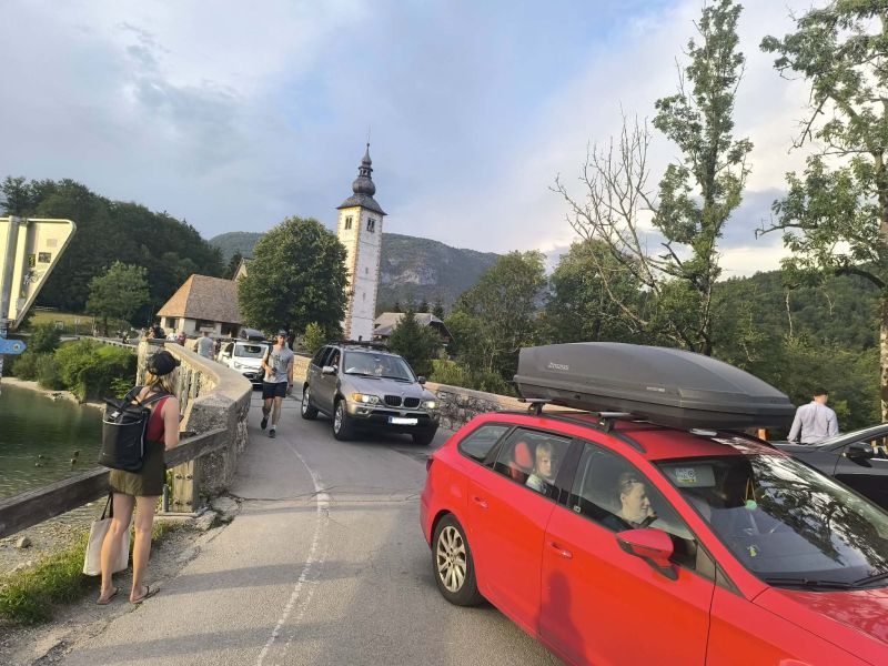 Prometni krč ob Bohinjskem jezeru: Iskanje rešitev za nevarno ozko grlo